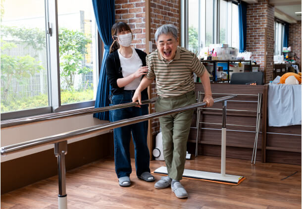 利用者さんの食事補助をしている岳山さん