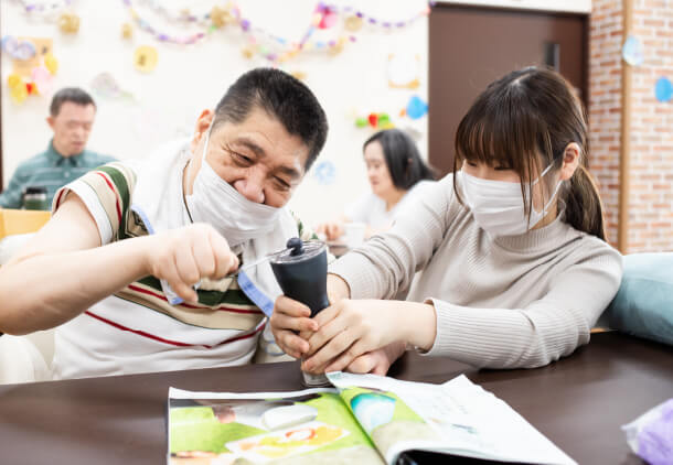 利用者さんの補助をしている岳山さん