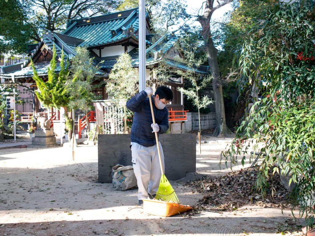 仕事始めは神社の清掃