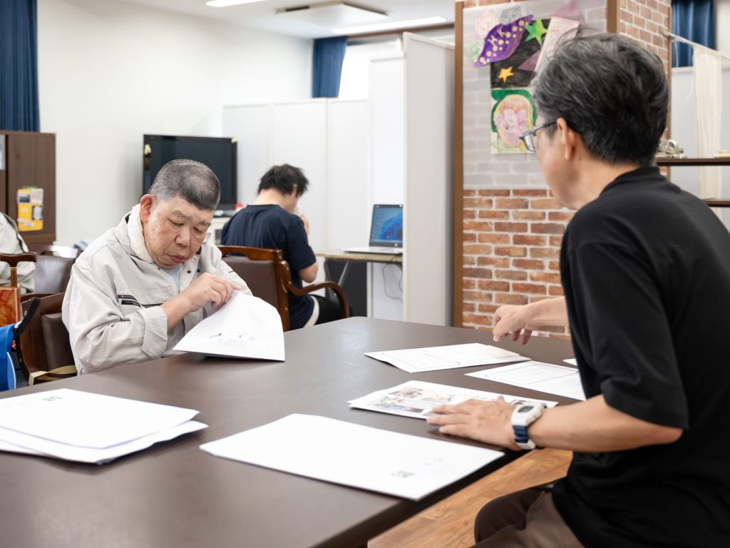 一羊会だよりの封入作業